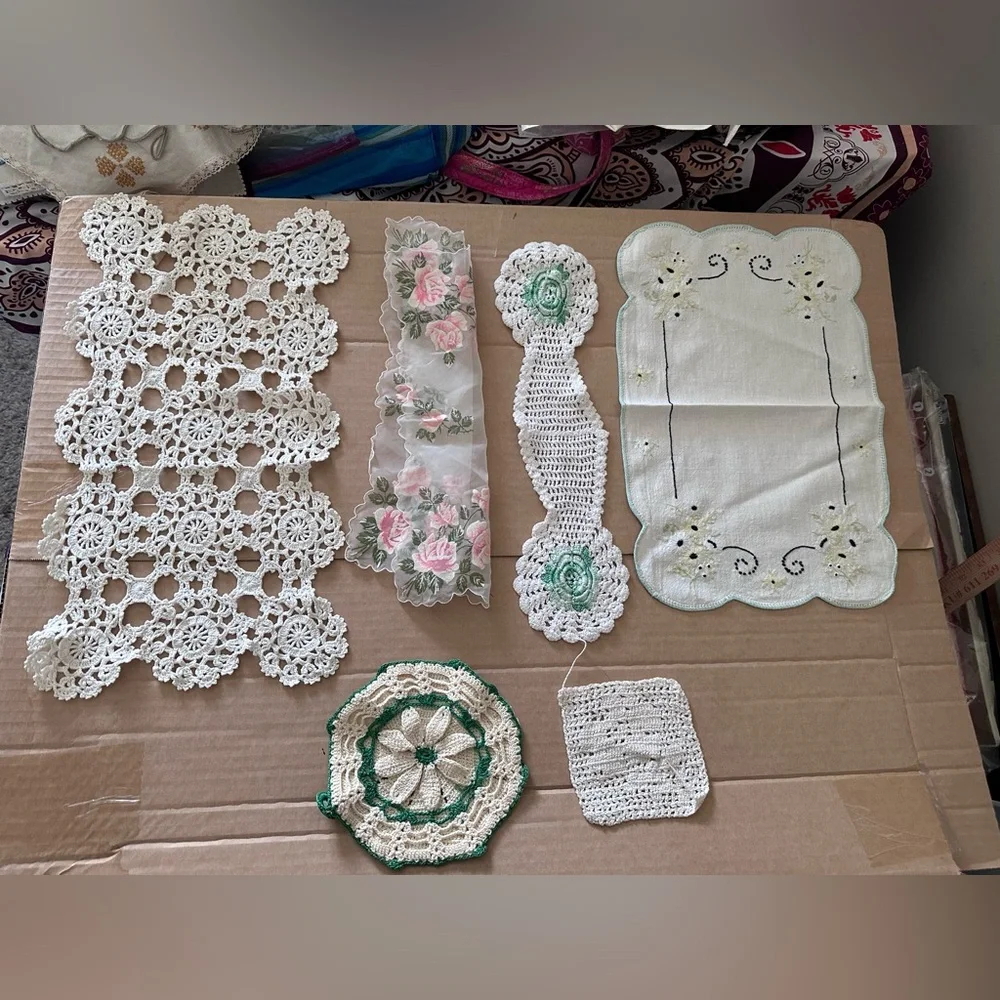 Mismatched Doilies etc Vintage lot of 6
